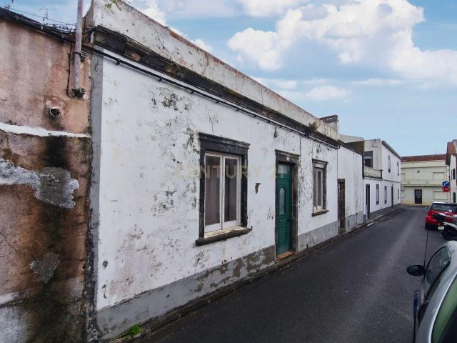 Moradia para Reabilitar com Quintal no Centro de Ponta Delgada