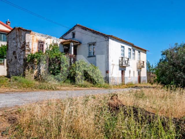 Moradia para reabilitar com terreno de 1.650 m² em Dominguizo Covilhã