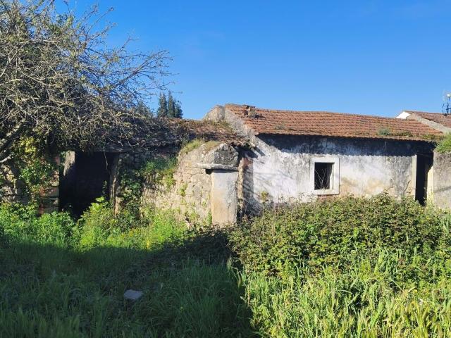 Moradia para Reabilitar com Terreno e Poço Histórico | Aljubarrota