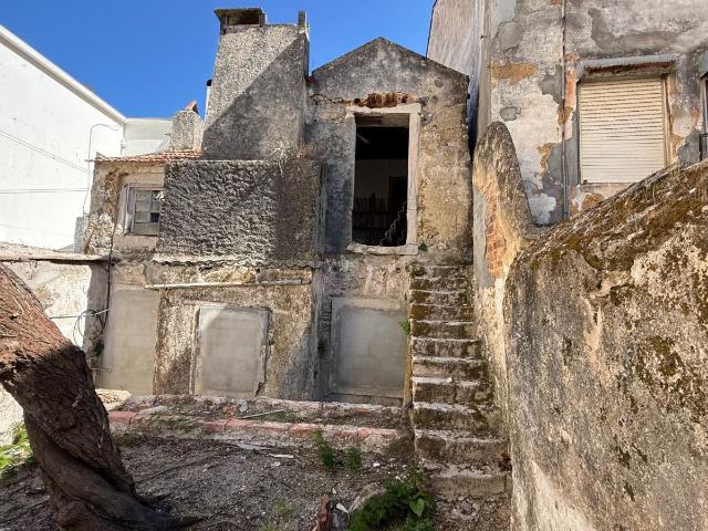 Moradia para reconstrução com duas frentes, situada no centro da cidade