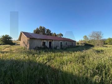 Moradia para Reconstrução com Terreno de 1,2 Hectares e Ribeira – Enxames