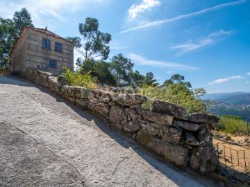 Moradia para Reconstrução com Terreno e Vistas Panorâmicas sobre o Rio