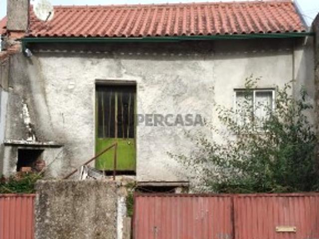 Moradia para reconstrução com terreno e excelentes potencialidades