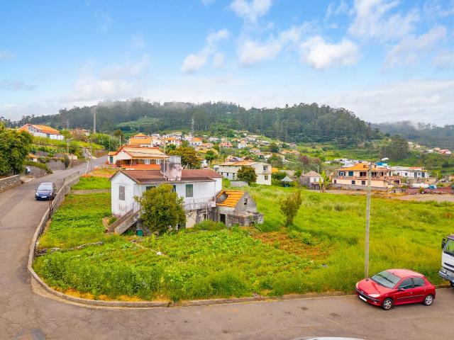 Moradia para Reconstrução com Terreno Plano e Potencial Únic. 95m² Canhas