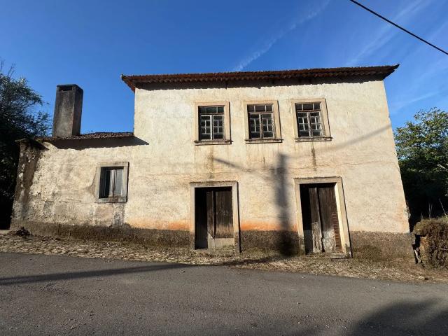 Moradia para reconstrução Cumeeira, pertencente ao Município de Penela de Distrito Coimbra