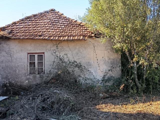Moradia para reconstrução à Venda com terreno Contiguo!
