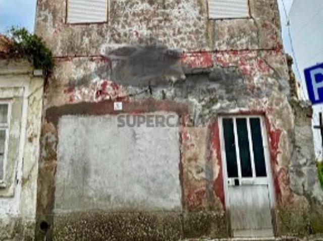 Moradia para Reconstrução em Esgueira!