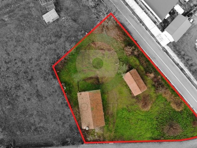 Moradia para reconstrução situada em Santa Comba de Rossas