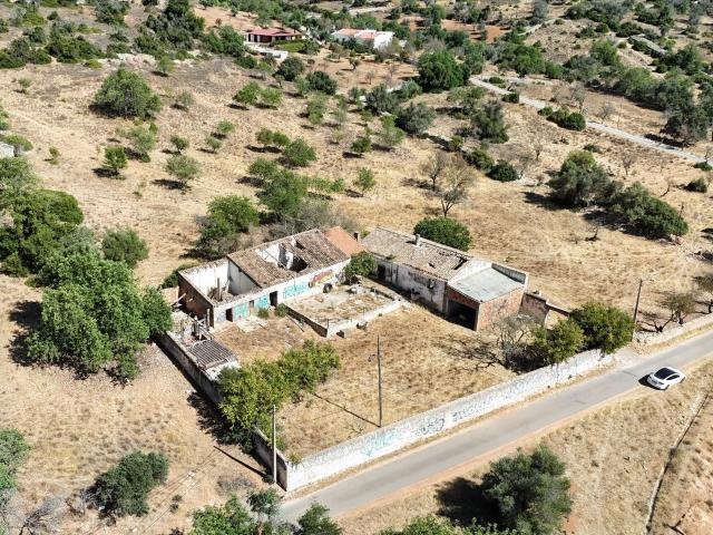 Moradia para reconstrução, terreno 43680 m2, vista aberta, b. 340m² Algoz e Tunes