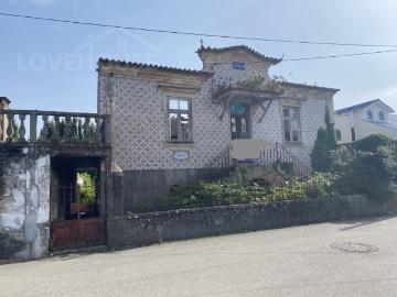 Moradia para Reconstrução | Zona Histórica e Muito Tranquila | Com Terreno e Bons Acessos