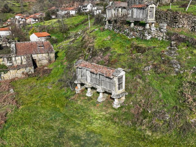 Moradia para reconstruir com terreno de 3.400 m2 Ribeira de Pena