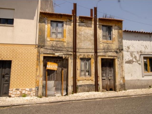 Moradia para reconstruir a 5 min. da praia!