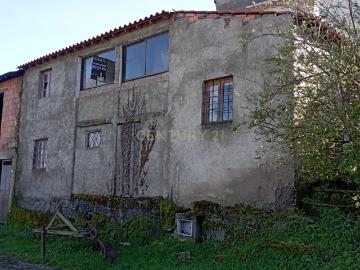 Moradia para reconstruir em Oleirinhos, Bragança