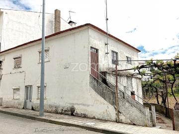 Moradia para reconstruir no centro de Miranda do Douro