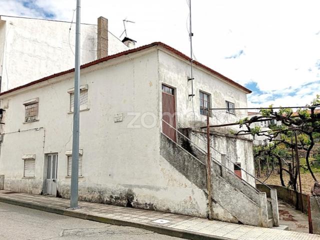Moradia para reconstruir no centro de Miranda do Douro