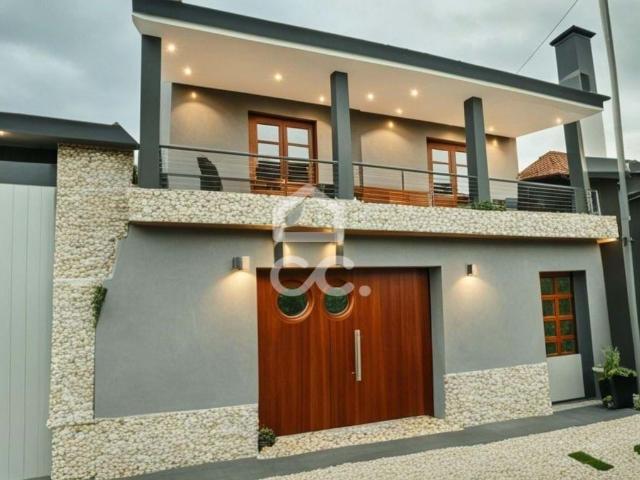 Moradia com varanda para restaurar – Projeto com enorme potencial