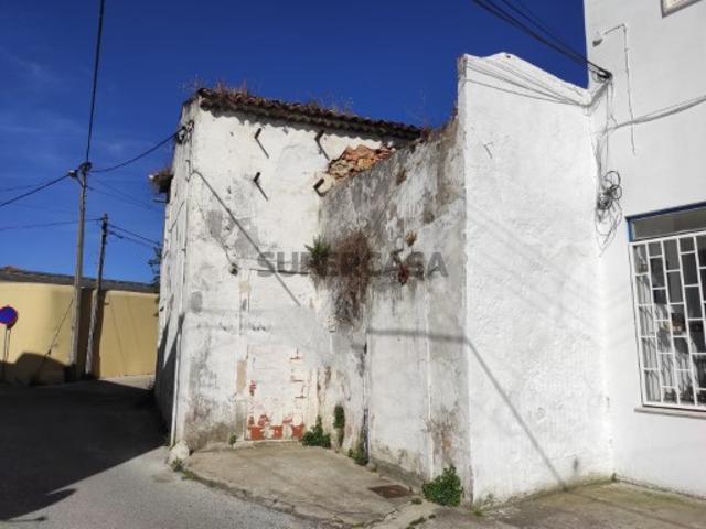 Moradia para Recuperação Total no Centro de Torres Novas
