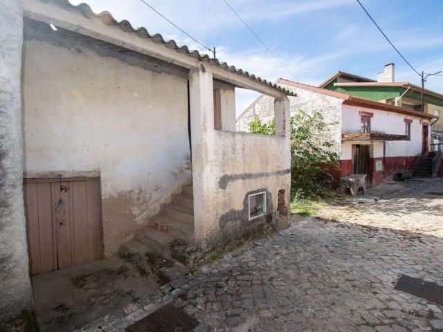 Moradia para Recuperação com Terreno — Cova do Ouro, Coimbra