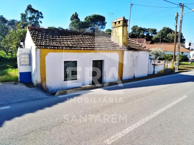 Moradia para recuperar na Aldeia da Ribeira