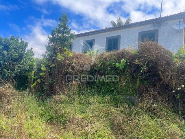 MORADIA PARA RECUPERAR NA CALHETA PRAZERES COM 1.250M2 DE TERRENO
