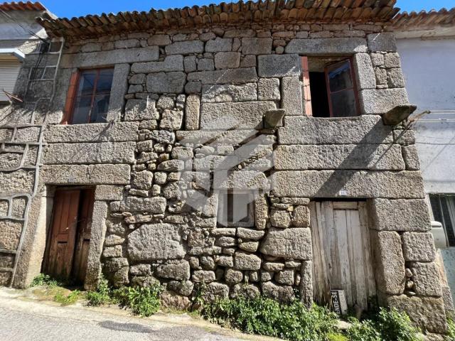 Moradia para recuperar na Vila do Mato