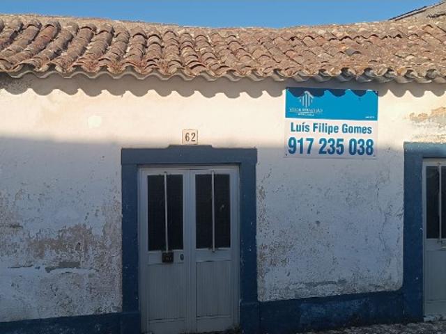 Moradia para Recuperar no centro da Usseira, Óbidos