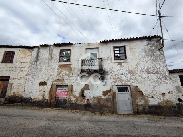 Moradia para recuperar no centro da Vila Termal de Vidago