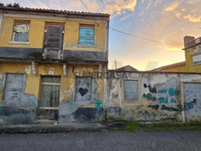 Moradia Para Recuperar no centro da Granja do Ulmeiro
