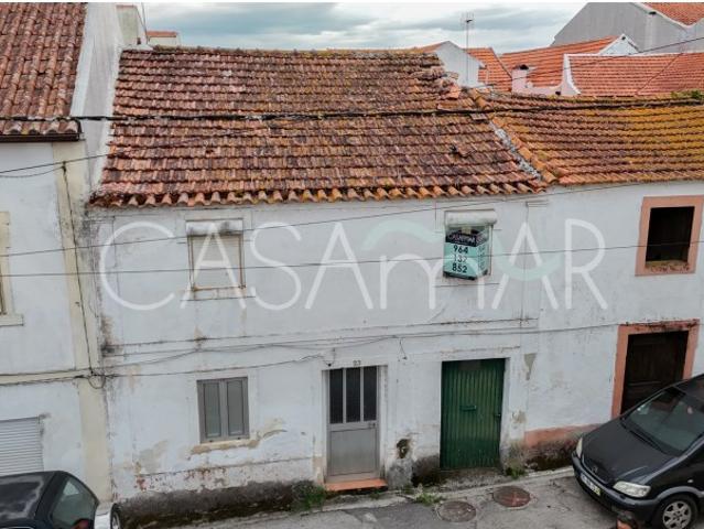 Moradia para recuperar no centro de Vila Nova de Anços