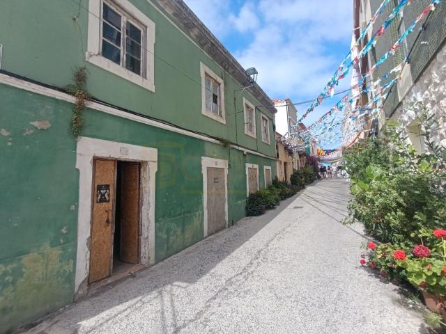 Moradia para recuperar no centro de Peniche