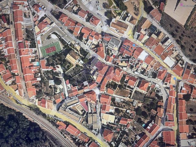Moradia para recuperar no centro de São Marcos Da Serra