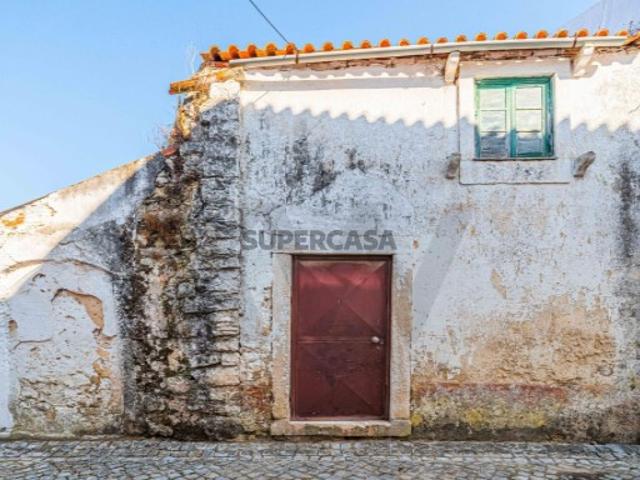 Moradia para recuperar no centro histórico de Aljubarrota