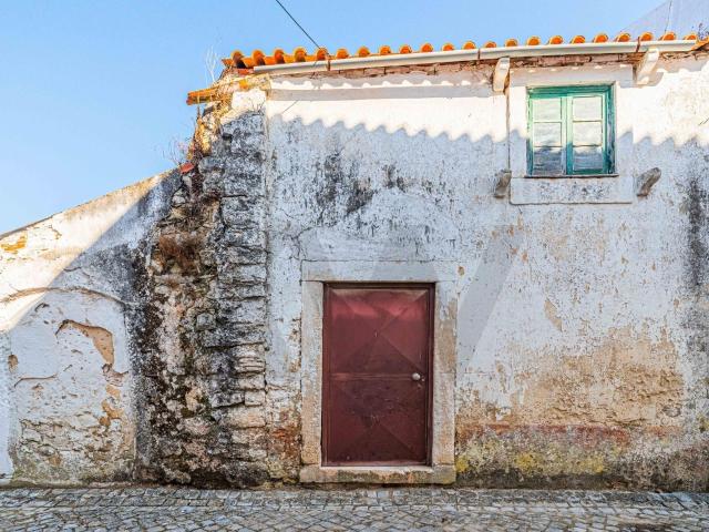 Moradia para recuperar no centro histórico de Aljubarrota