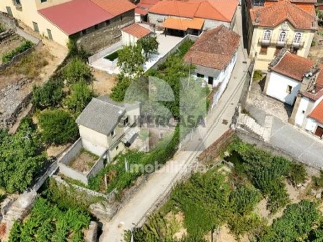 Moradia para recuperar no Douro