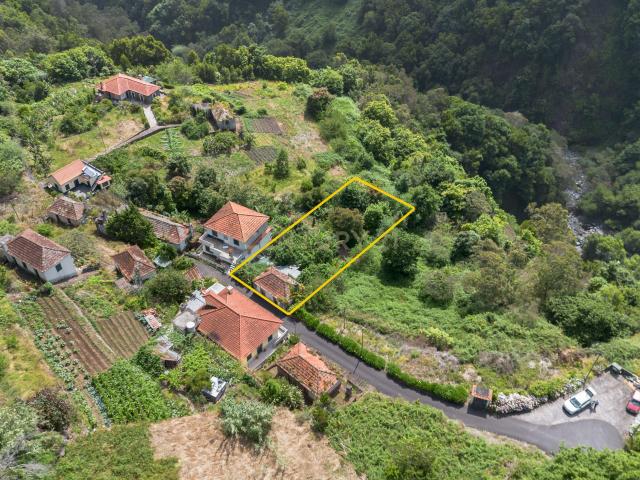Moradia para recuperar no Faial