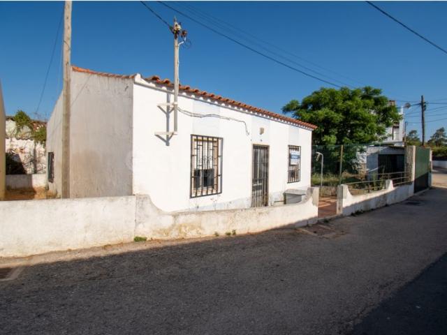 Moradia para recuperar ou reconstruir em terreno urbano 590m2 + 926m2 de terreno rústico