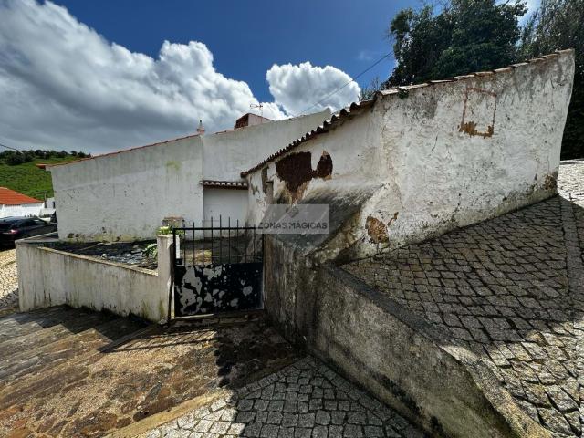 Moradia para recuperar a poucos metros da praia da Bordeira