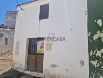Moradia para recuperar com 44m2, situada em Cachopo, a 40 km de Tavira, no Algarve, a 54 Km da praia da Manta Rota. Excelente oportunidade para habitação de férias, ou investimento para alojamento local. Ideal para quem procura tranquilidade, beleza natural, património histórico e cultural