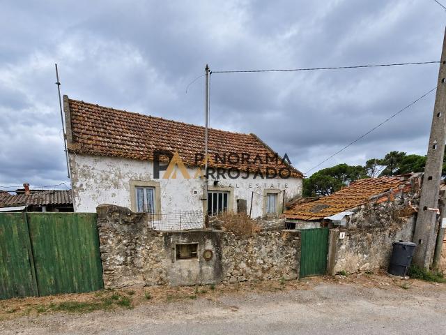 MORADIA PARA RECUPERAR COM 1.350 m² DE TERRENO | A CERCA DE 2 MINUTOS DA FUTURA VILA DO FUTEBOL