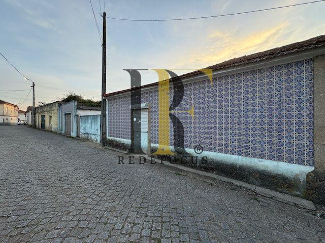 Moradia para Recuperar com Terreno de 3.200 m2 em Serzedo