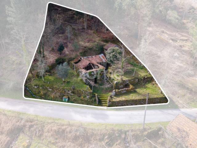 Moradia para recuperar com terreno de 1.600 m2 Cinfães