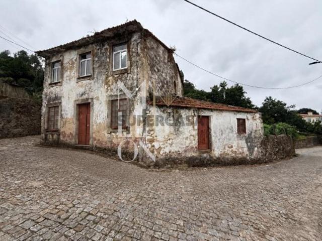 Moradia para recuperar, com arquitetura tradicional e muito potencial