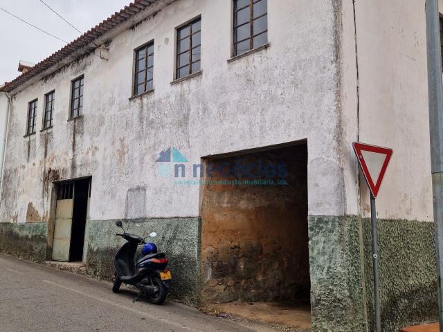 Moradia para recuperar com projecto já aprovado pronta a reabilitar