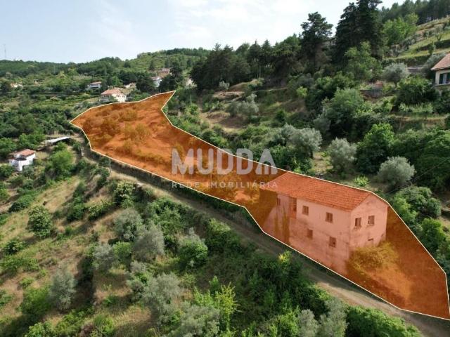 Moradia para recuperar e terreno com 9300 m2