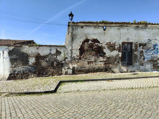 Moradia para recuperar localizada em Alvito, inserida numa zona privilegiada