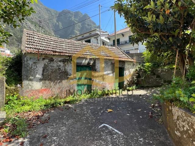 Moradia para recuperar situada no Curral das Freiras