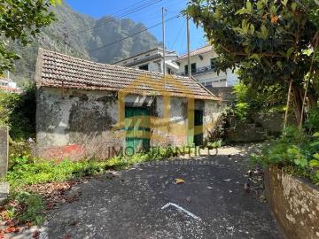 Moradia para recuperar situada no Curral das Freiras