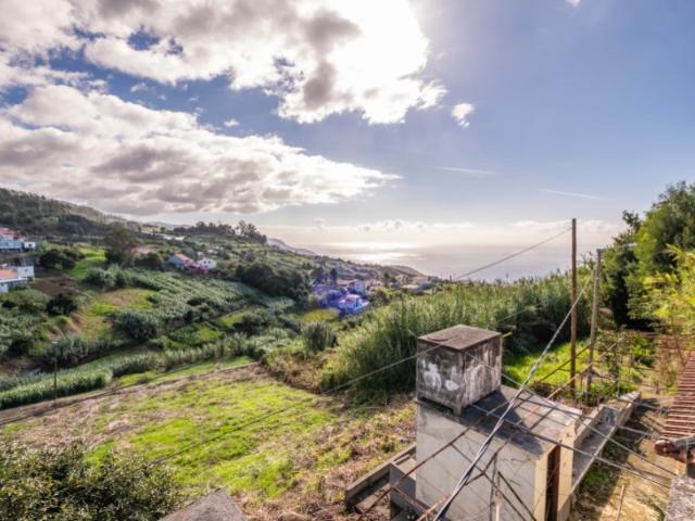Moradia para Recuperar + Terreno Urbano com Vista Mar | Excelente Oportunidade de Investimento