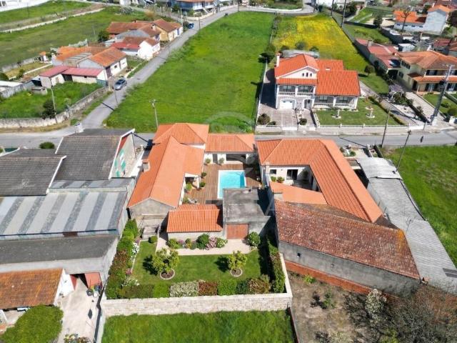 Moradia para Remodelação Total com Excelente Potencial e Vista Desafogada