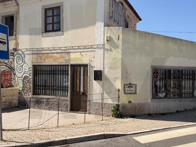 Moradia para remodelação com terreno urbano | Centro de Alvide, Cascais